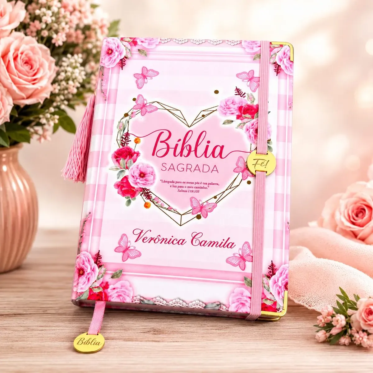 Bíblia Sagrada Personalizada Com Nome Capa Dura Almeida Revista E Corrigida Com Abas Dos Livros Letra Grande Brinde Marcador Em Acrílico Elástico E Pingente- Leão De Judá Rosé